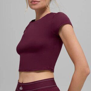 ALO Yoga Alosoft Crop Finesse Short Sleeve Baby Tee in Burgundy Size L NWT